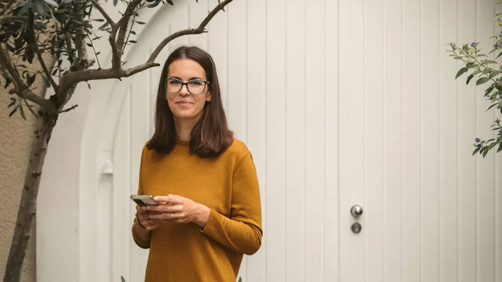 Ich, Wiebke Rockenwind, mit Handy in der Hand bietet Webdesign und Online-Marketing für Unternehmen an, die Dienstleistungen und Angebote für Kinder, Jugendliche und Familien bereitstellen